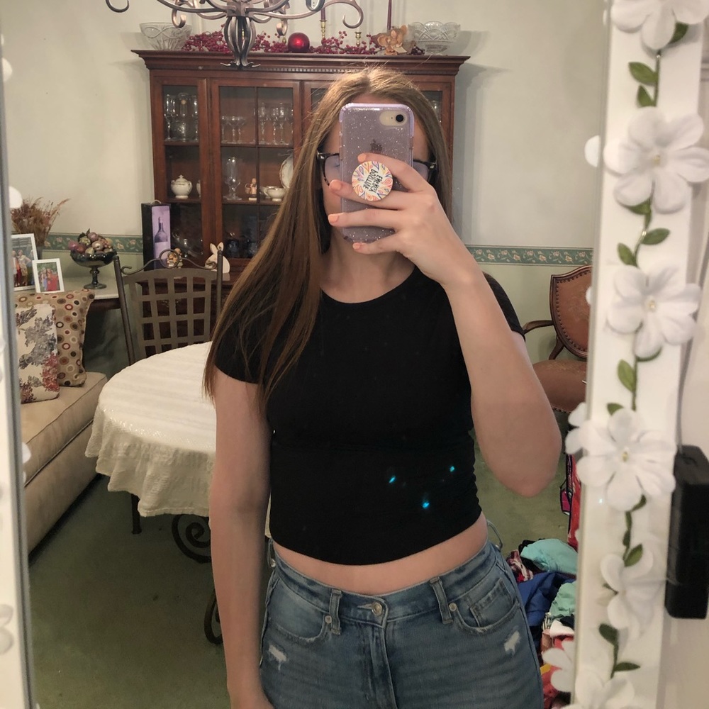 Tight black cropped tee